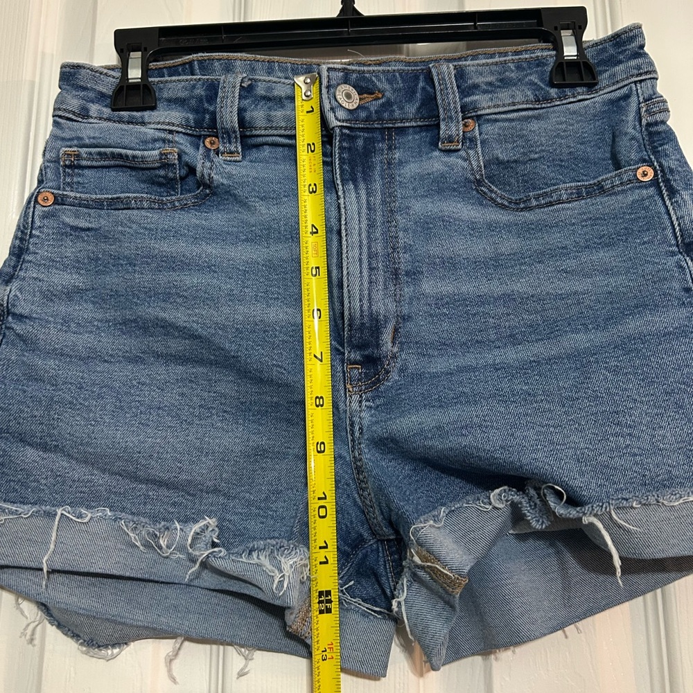 American Eagle Outfitters Distressed Blue Jean Mom Short Size 6 - Picture 2 of 6